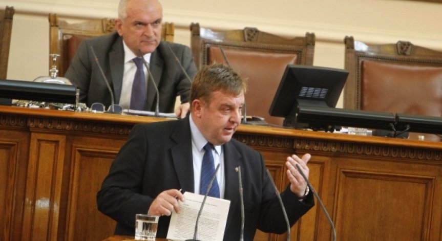 Каракачанов не се е отказал от връщането на казармата
