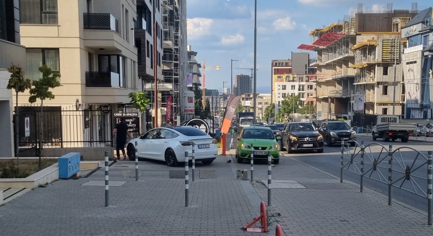 Агресивен шофьор потроши кола в София, счупи огледало с крак