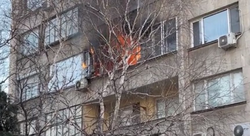 Апартамент пламна в блок в Стара Загора, линейки, пожарни и полиция са на място