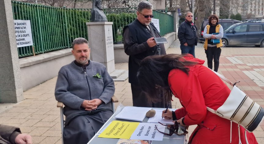 Отец Иван е в реанимация след 8-дневната гладна стачка