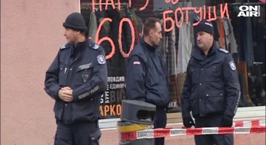 Драма в центъра на София - психично болен се барикадира