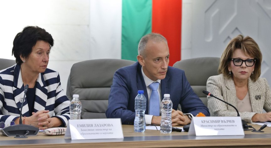 МОН променя учебните програми, НВО и матурите след 10 клас