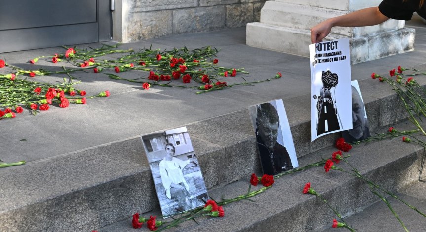 Много граждани, семейства и близки на жертвите изразяват за пореден път недоволството си.