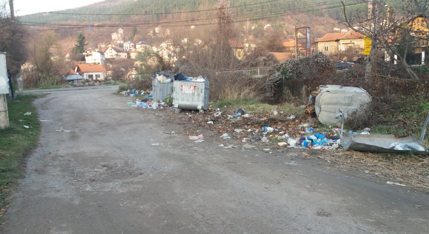 От Helpbook: Счупени, преливащи кофи с боклук в с. Рударци