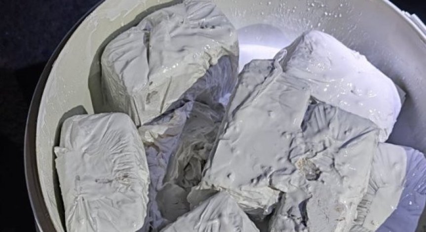 Преносителите на 28 пакета хероин не се признаха за виновни, задържани са под стража