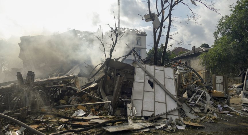 Редица руски въздушни удари в Украйна - има жертви, ранени и разрушени блокове