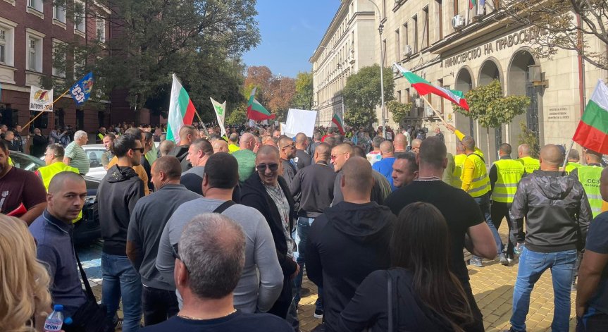 Смени и заплати: Протестиращи надзиратели се събраха пред Министерството на правосъдието