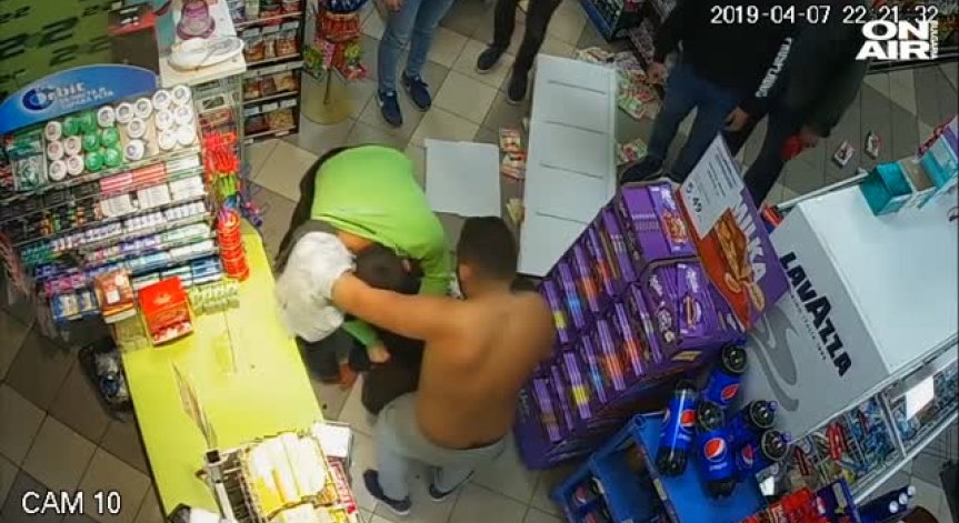 Клиенти пребиха служител на супермаркет в Габрово (Видео)