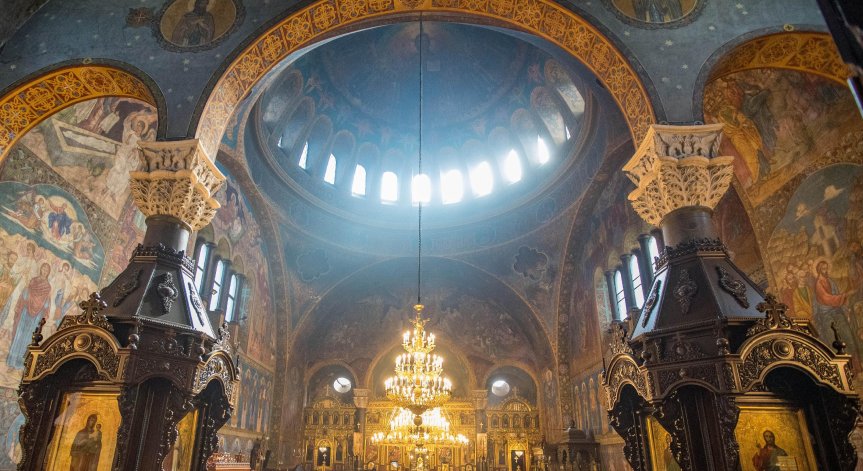 Изографисван е като млад мъж, който държи лъжичка и кутийка с лекарства.