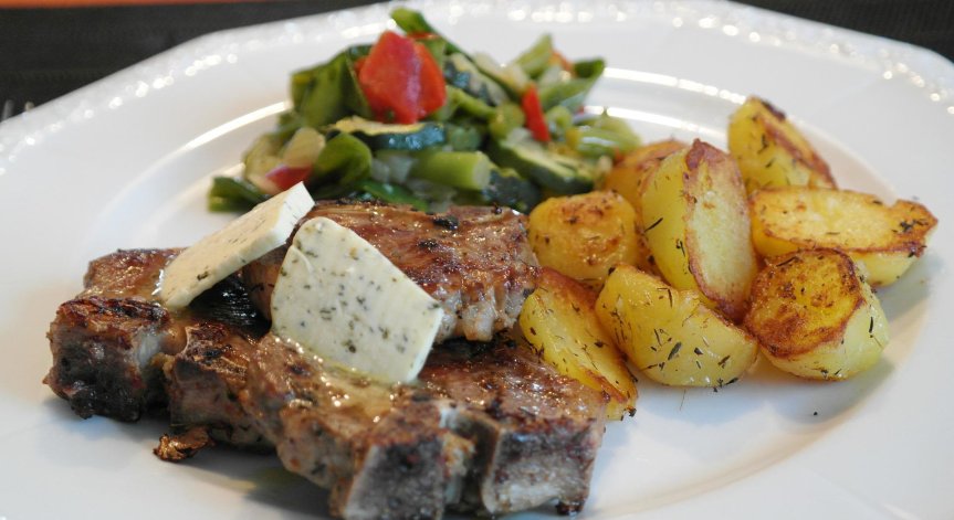 Вкусна рецепта за Гергьовден: Печено агнешко с чесън и пресни картофи