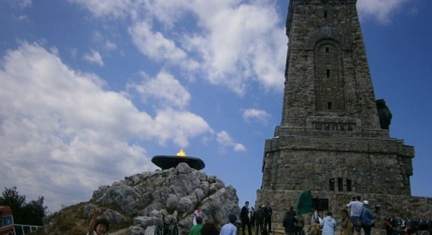 Стотици изкачиха стъпалата към връх Шипка