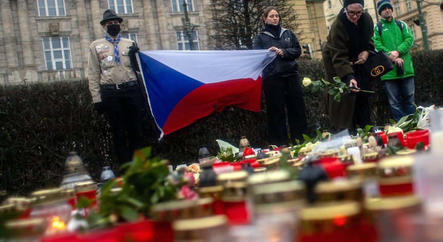 Чехия почита жертвите от Карловия университет, стрелецът е свързан с още 2 убийства