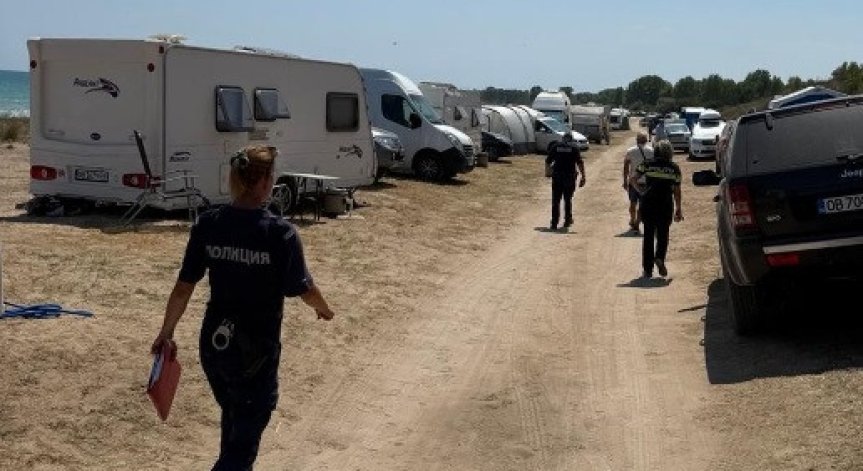 Следи се за незаконно преминаване, пребиваване и паркиране на пътни превозни средства.