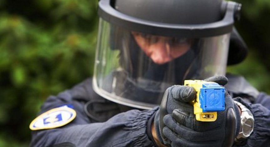 Британски полицаи нападнаха погрешка сляп старец