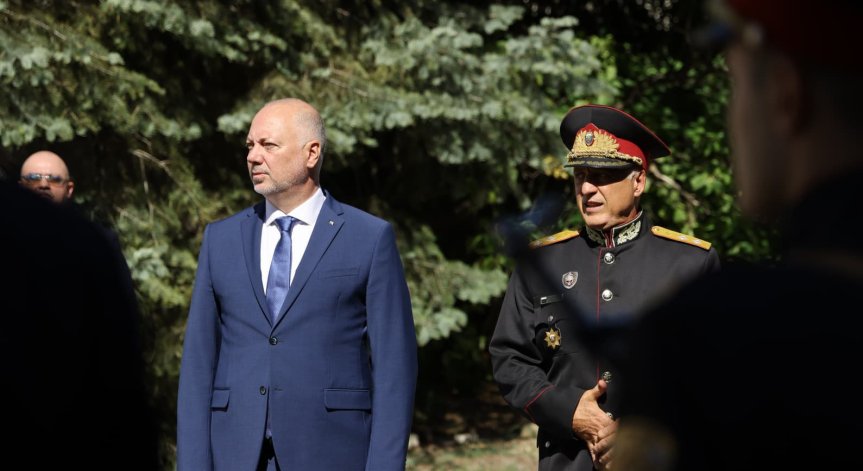 Националната служба за охрана е правоприемник на Софийската Първа конна сотня.