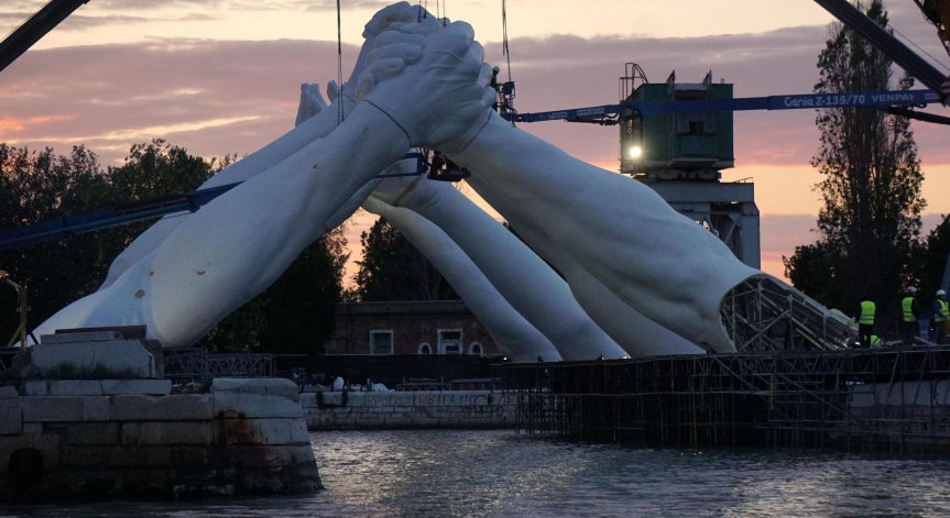 Уникалните скулптури на Лоренцо Куин казват много