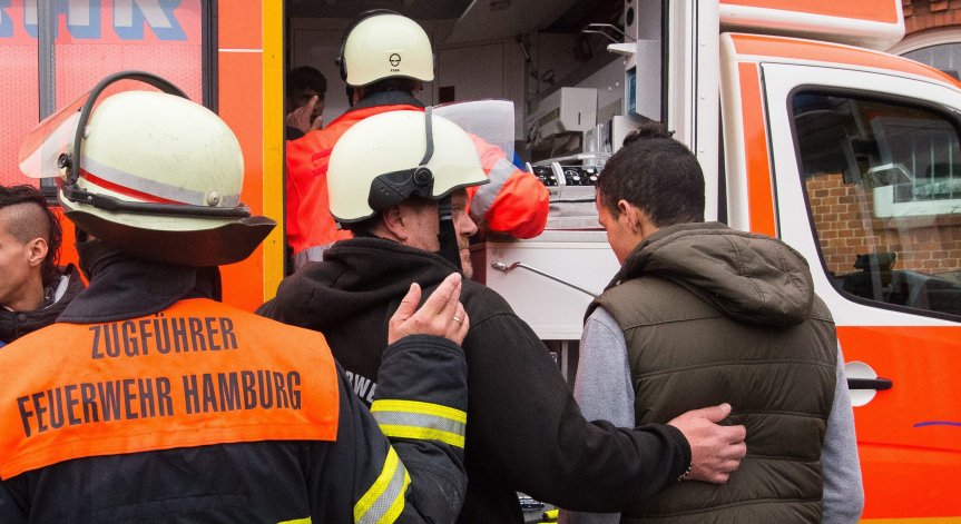 Екипи стигнаха до четвъртия загинал при пропадането в шахта от ет. 8 в Хамбург