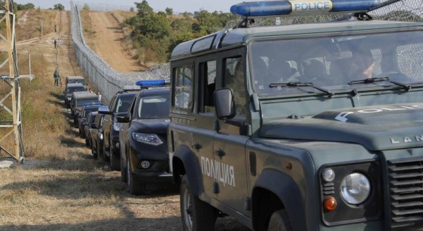 Гранични полицаи взеха подкуп от 150 евро от двама албанци