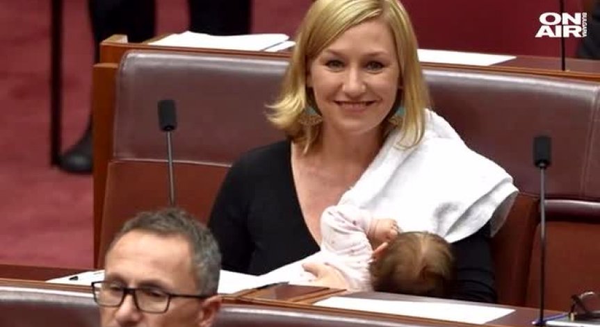 Австралийски сенатор кърми бебето си в парламента