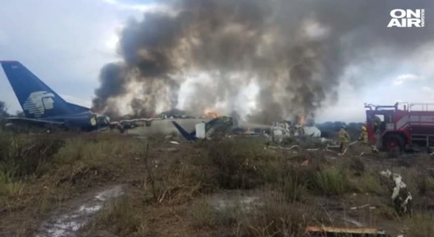 Самолет със 101 души се разби в Мексико, по чудо няма жертви
