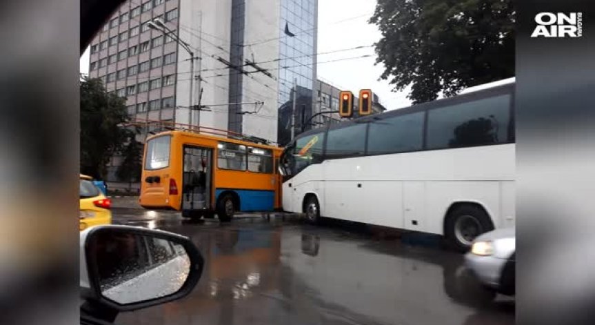 Тежка катастрофа в центъра на София, удариха се автобус и тролей