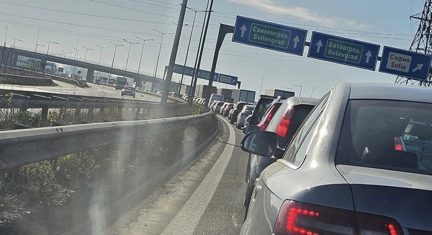 Катастрофа затруднява движението по Северната тангента в София