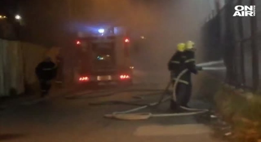 Пожар се разрази в автокъща в София