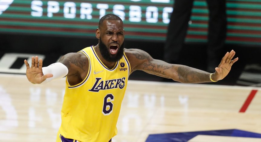 ЛеБрон Джеймс пренаписа историята на НБА при тежка загуба от 