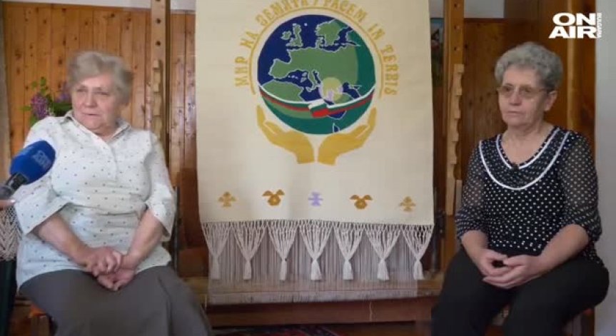 Килимарки от Чипровци изтъкаха специален подарък за папа Франциск