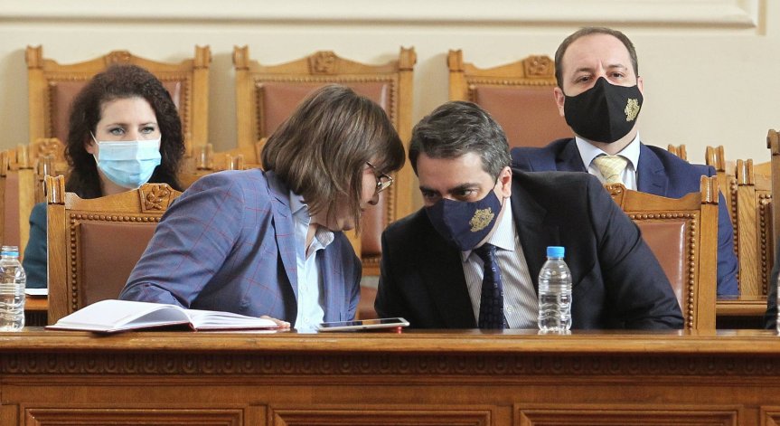 Асен Василев представя в парламента акцентите в 