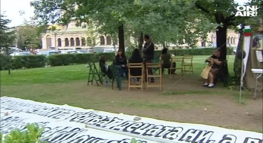 Майки на деца с увреждания излизат на протест пред Министерския съвет
