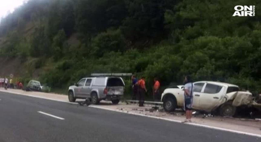 Двама души са пострадали след верижна катастрофа на АМ 