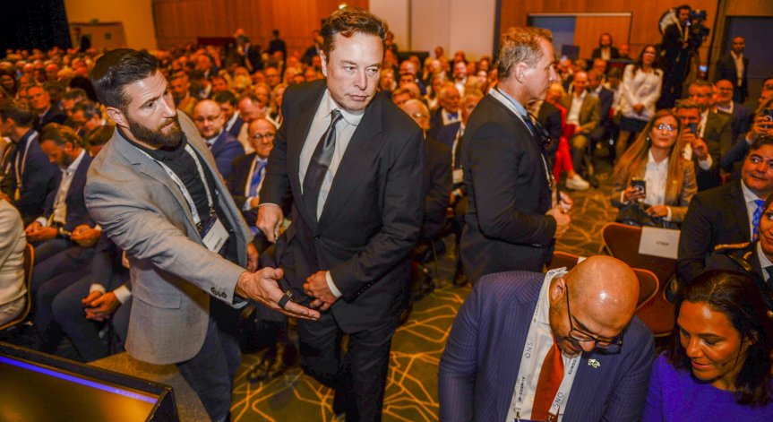 Мъск разкри: Twitter разполага с около 2300 служители