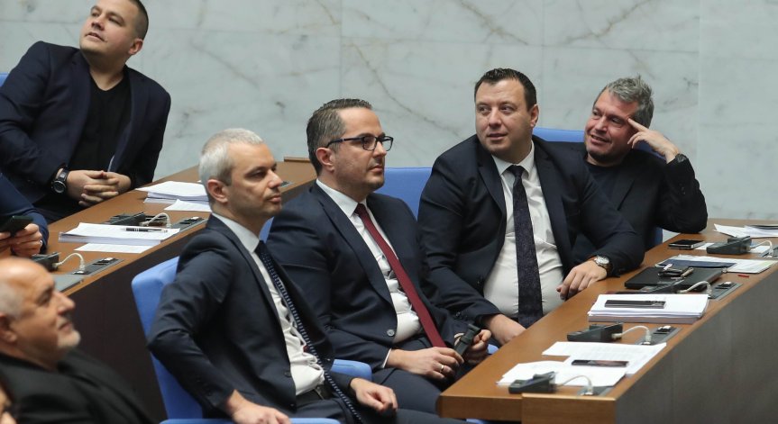 Отстраняват депутати на 