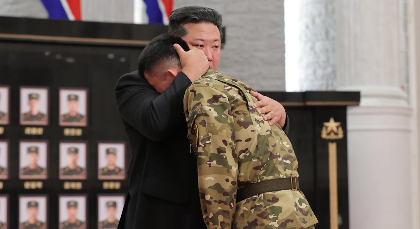 Той положи цвете на мемориална стена за севернокорейски войници, убити в чужбина.