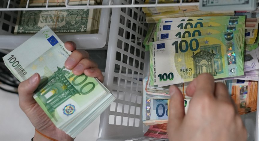 ЕЦБ наблюдава внимателно спада на еврото заради потребителските цени