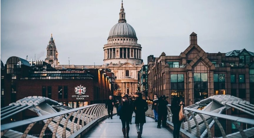 Великобритания забранява влизането на лица с присъди над 1 г. затвор