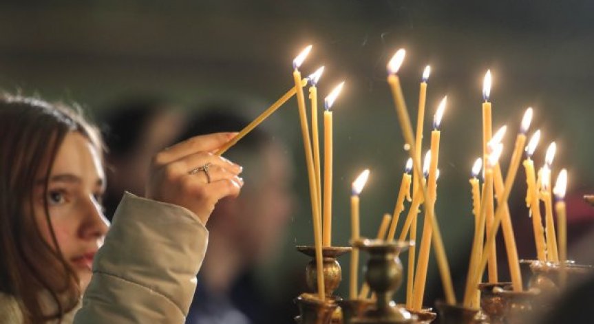 Всеки ден се ходи на църква и се пали свещ.
