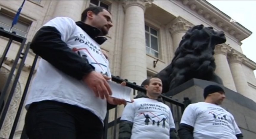 Родителски протест пред Съдебната палата