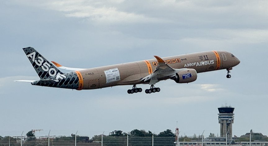 Гигантският транспортен самолет от ново поколение на Airbus излетя за първи път