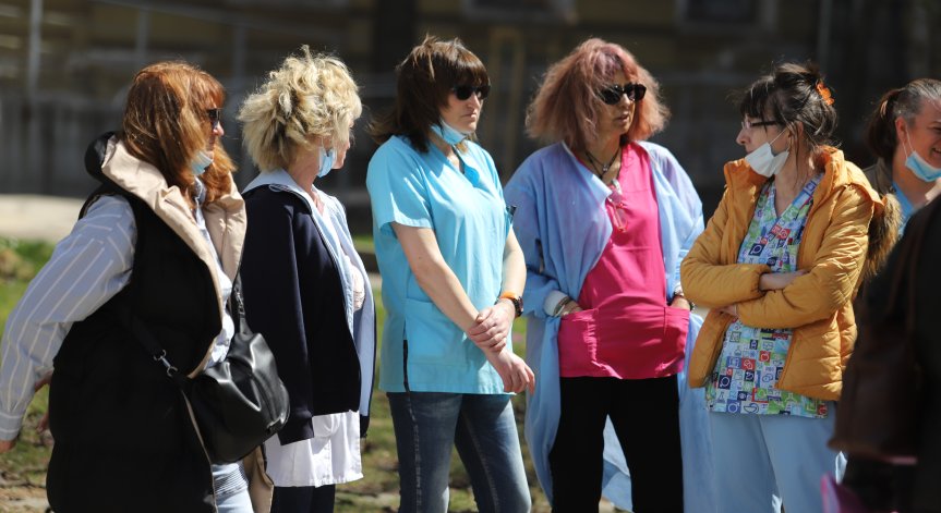 63% от медсестрите ни са в пенсионна възраст, недостигът на акушерки е голям