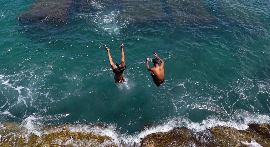 Средиземноморското крайбрежие привлича туристи със своите красиви плажове.