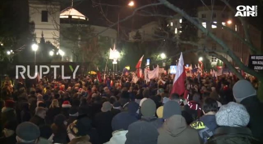 Протест блокира сградата на парламента в Полша