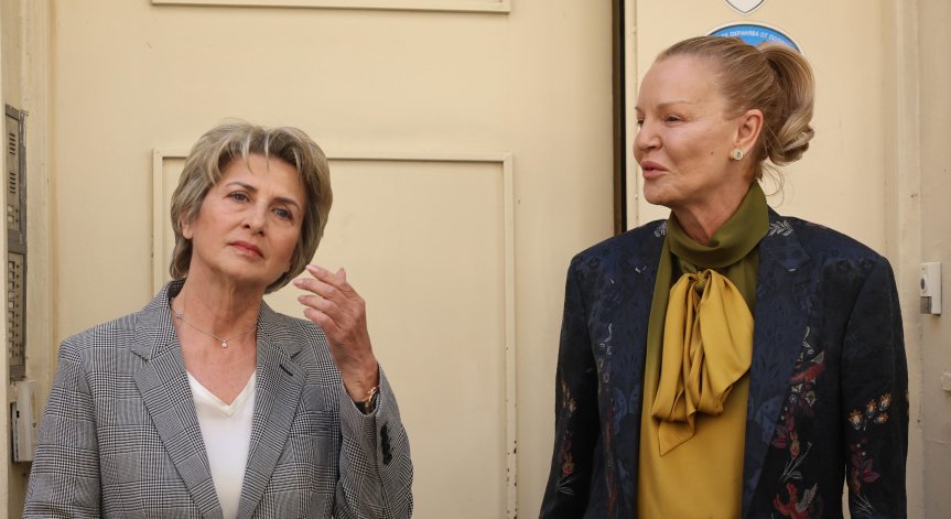 Лечева и Костадинова продължават да не си взаимодействат.