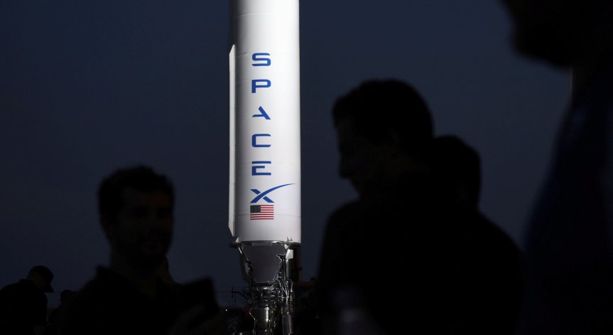 SpaceX показа новия космически кораб за полети до Луната и Марс