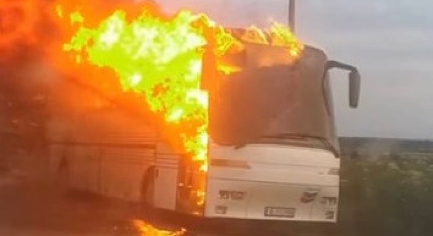 Пътнически автобус изгоря като факла край Долни чифлик