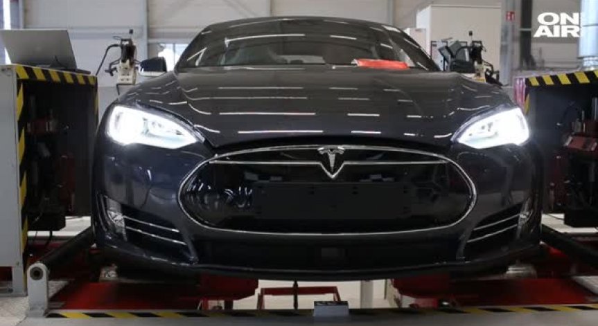 Автопилотът на Tesla разби кола в бус, уби шофьора си на място