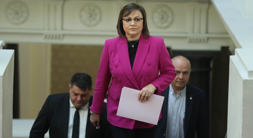 Нинова се присъедини към протестиращите пред НС и им обеща гореща борба за повече пари