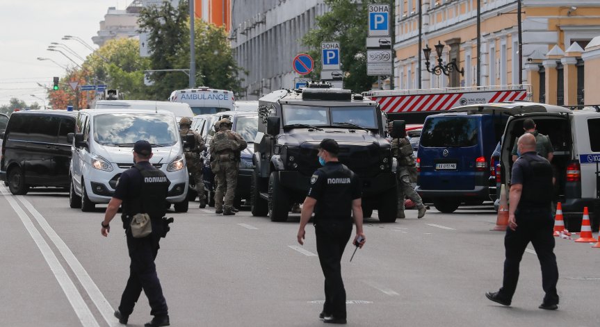 Спецчастите в Киев задържаха мъж, заплашил да взриви банка