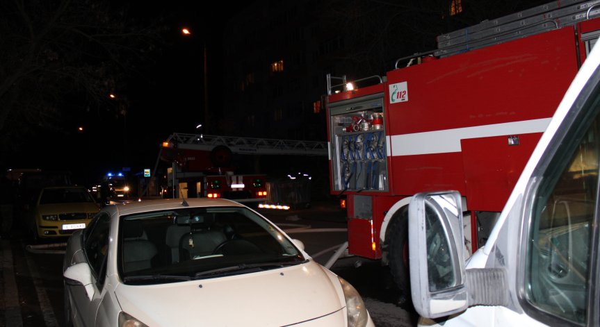 Култово кафене в Перник изгоря, възрастна жена пострада при евакуацията на жилищен блок